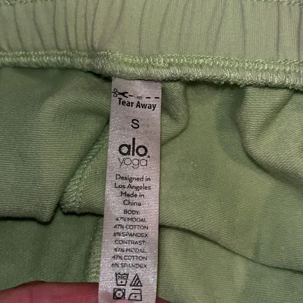 Alo Yoga Women's Unwind Sweatpants in neon lime | size Small